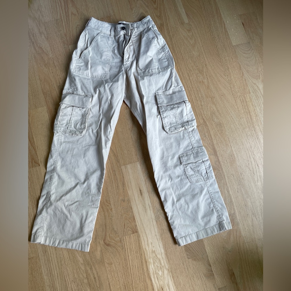 Hollister women’s khaki Cargo Pants with Utility Pockets. Size 2